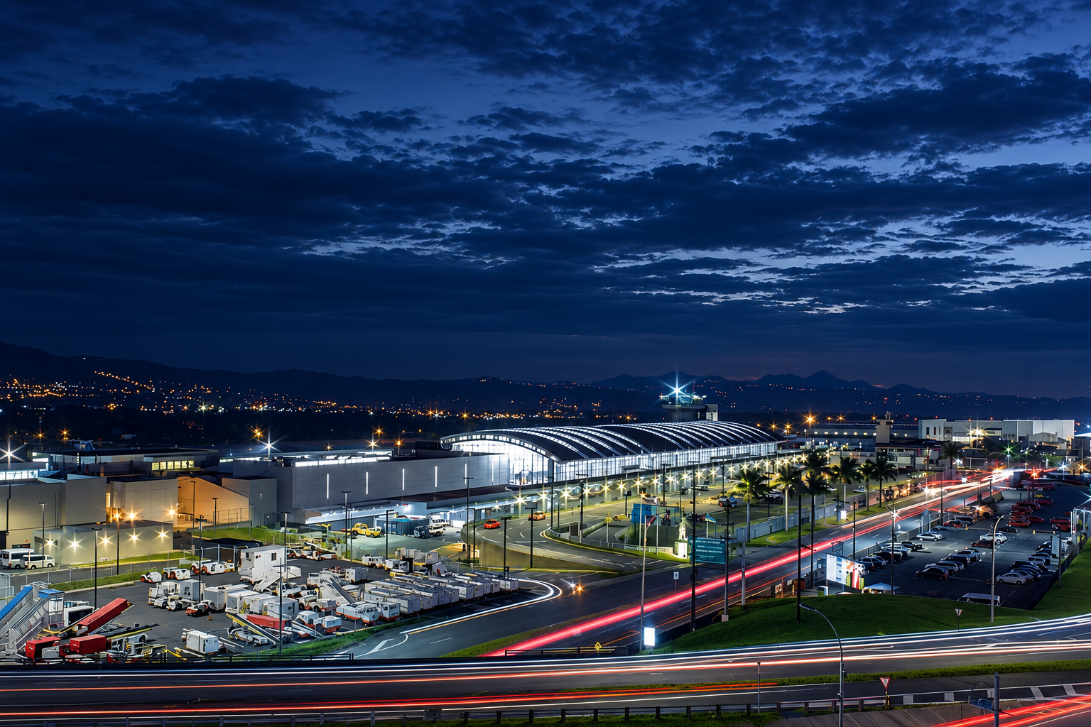 Aeropuerto Internacional Juan Santamaría al anochecer